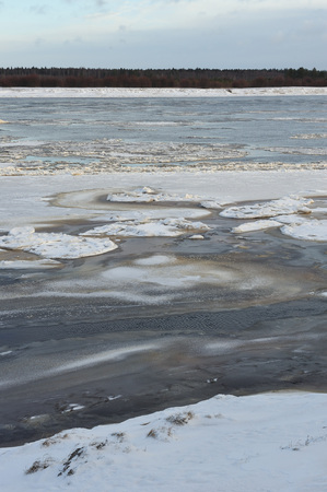 Freezing's on the river Vychegda in late November.の写真素材