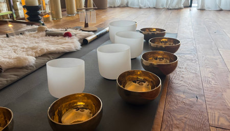Singing and quartz crystal bowls. High quality photo. High quality photoの写真素材