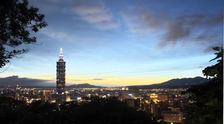 This is a view of Taipei City just after sunset.  The tall building is Taipei 101 and the closest area is Taipei commerical district.のeditorial素材