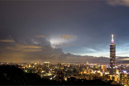 This is a view of Taipei City just after sunset.  The tall building is Taipei 101, which towers over the rest of Taipei.のeditorial素材