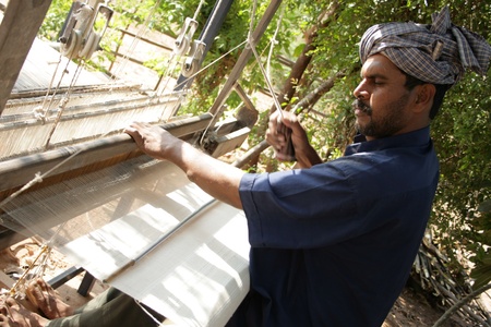 7th Dec 2007, near Bhuj, Gujarat, India.  A man working on a loom.  Heのeditorial素材