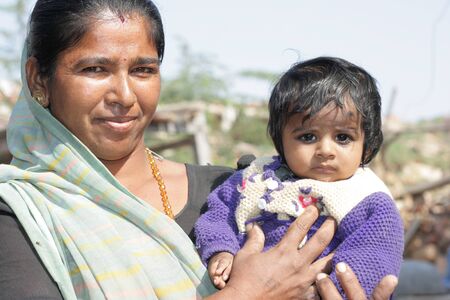 7th Dec 2007, Gujarat India.  An Indian mother with her daughter.  のeditorial素材