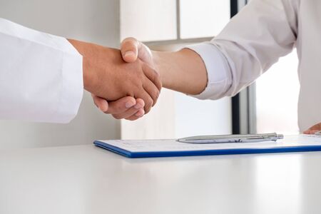 Doctors and patients shake hands after the patient has finished treatment. Medical concepts and good health.の写真素材
