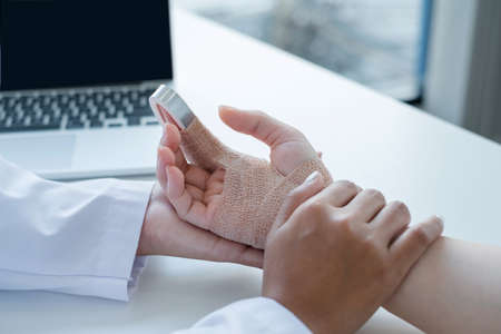 Professional nurses and finger injuries patients First aid and injury bandage treatment Use of finger immobilizers in nursing rooms or emergency rooms.の写真素材