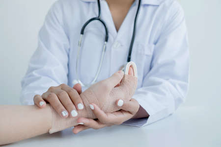 Professional nurses and finger injuries patients First aid and injury bandage treatment Use of finger immobilizers in nursing rooms or emergency rooms.の写真素材