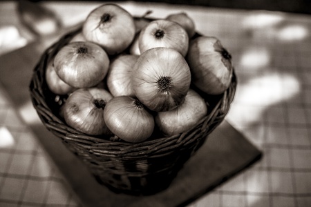 Onion in a basket old stylich phototの写真素材