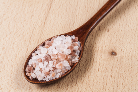 Pink himalayan salt on brown wood spoonの写真素材