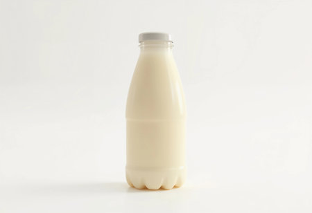 Fresh, creamy milk is showcased in a classic glass bottle, inviting viewers to savor its purity. The smooth texture and nostalgic design evoke feelings of comfort and simplicity.の素材