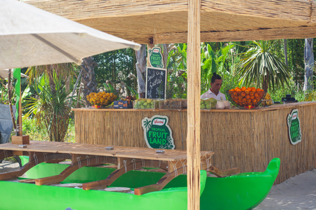 Juice Bar with assorted fresh fruits and vegetables.のeditorial素材