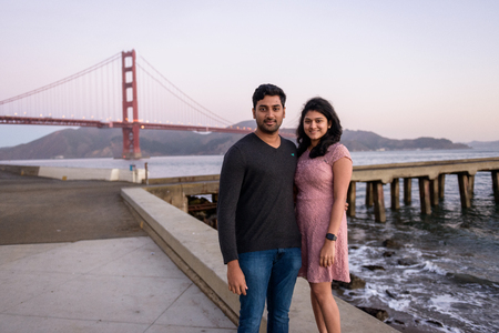 SAN FRANCISCO, USA - OCTOBER 12, 2018: A couple of tourists posing at sunrise with the Golden Gate Bridgeのeditorial素材