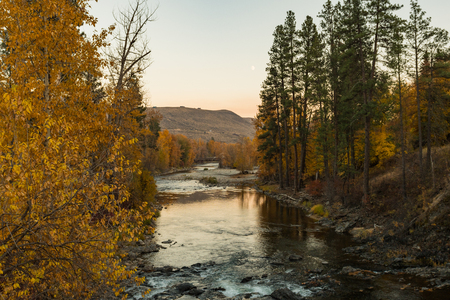 Sunset views of the Chewuch River as it flows through Winthropの写真素材