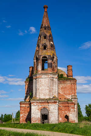 an abandoned rural church, the village of Mitino, Kostroma province, Russia. The year of construction is 1800. Currently, the temple is abandoned.の写真素材