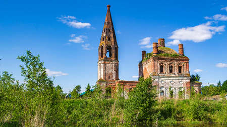 landscape of a destroyed Orthodox church, the village of Mitino, Kostroma province, Russia. The year of construction is 1800. Currently, the temple is abandoned.の写真素材