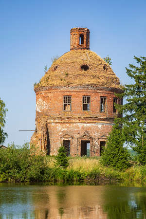 an abandoned Orthodox church, the church of the village of Golovinskoye, Kostroma province, Russia. The year of construction is 1802. Currently, the temple is abandoned.の写真素材