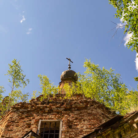 the dome of an abandoned Orthodox church, Pokrovskaya Church on the Letter River, Kostroma province, Russia. The year of construction is 1792. Currently, the temple is abandoned.の写真素材