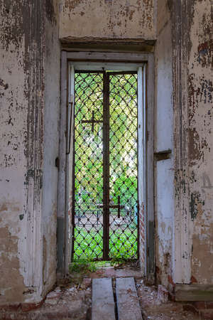 interior of an abandoned Orthodox church, church of the village of Zaluzhye, Kostroma province, Russia. The year of construction is 1822. Currently, the temple is abandoned.の写真素材