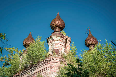 the domes of an abandoned Orthodox church, the temple of the village of Zaluzhye, Kostroma province, Russia. The year of construction is 1822. Currently, the temple is abandoned.の写真素材
