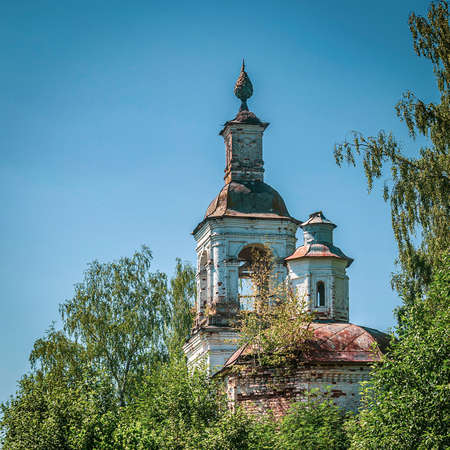 an abandoned Orthodox church in the forest, the church of the village of Sobolevo, Kostroma province, Russia. The year of construction is 1776. Currently, the temple is abandoned.の写真素材