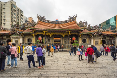 Taipei, Taiwan - November 25, 2017: The tourists at Longshan Temple in Taipei, Taiwan.のeditorial素材