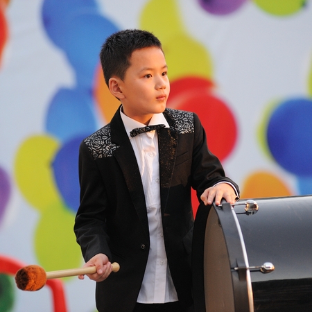Orel, Russia - August 05, 2016: Orel city day. Chinese musician boy playing drum closeupのeditorial素材