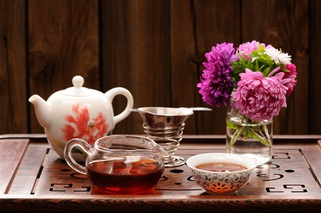 Bouquet of purple and pink asters and teaware for chinese tea ceremony horizontalの写真素材