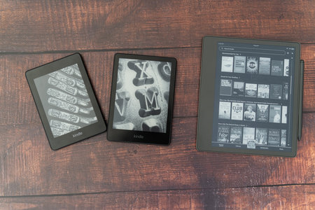 October 26 2024 - Calgary Alberta Canada - Amazon Kindle, Paperwhite and Scribe ereadersの写真素材