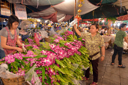 Bangkok, Thailand, Unidentified people selling flowers at Pak Klong Talat on March 31, 2014 in Bangkok, Thailandのeditorial素材