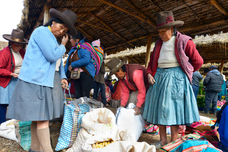 CHINCHERO, PERU - SEPTEMBER 20: Unidentified Women with the traditional clothes in Chinchero market on September 20, 2015 in Peruのeditorial素材
