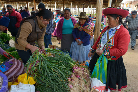 CHINCHERO, PERU - SEPTEMBER 20: Unidentified Women with the traditional clothes in Chinchero market on September 20, 2015 in Peruのeditorial素材