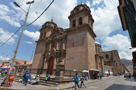 CUZCO, PERU - SEPTEMBER 12: People on the street in the center of Cuzco on September 12, 2015 in Peruのeditorial素材