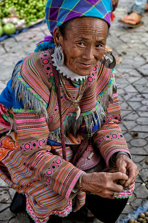 Bac Ha, Vietnam - August 26: Portrait of a woman seller of the Hmong indigenous tribe in the local market on August 26, 2018 in Bac Ha, Vietnam.のeditorial素材
