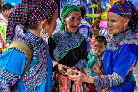 Bac Ha, Vietnam - August 26: Women seller of the Hmong indigenous tribe in the local market on August 26, 2018 in Bac Ha, Vietnam.のeditorial素材