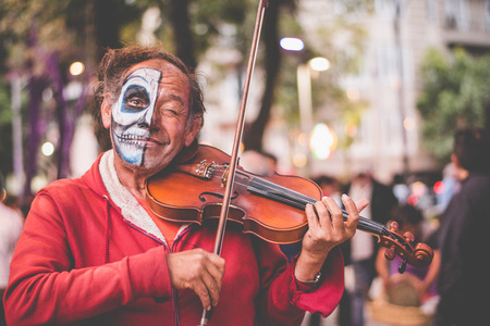 Male violinist with half his face painted catrina.のeditorial素材