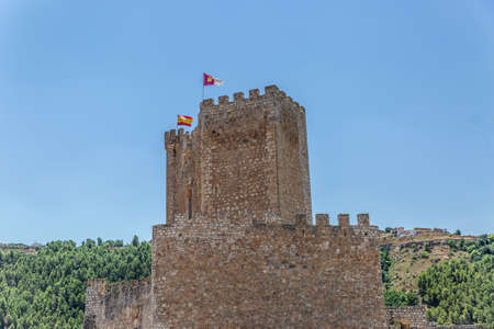 The castle of AlcalÃ¡ del JÃºcar is located in this Spanish municipality of the province of Albacete, in the autonomous community of Castilla La Mancha. The town of AlcalÃ¡ del JÃºcar has been declared a Historic-Artistic Siteのeditorial素材