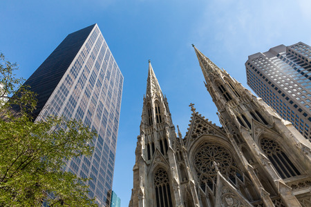 âNEW YORK - SEPTEMBER 19: View to the St. Patricks Cathedral in Midtown Manhattan with the famous 5th Avenue on SEPTEMBER 19, 2015. Its a decorated Neo-Gothic-style Roman Catholic cathedral church.のeditorial素材
