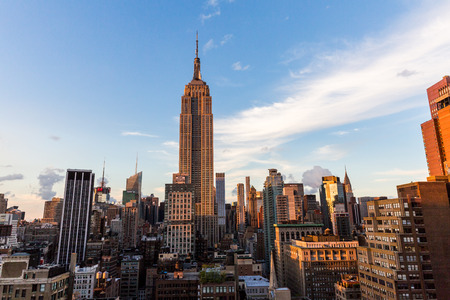 NEW YORK - AUGUST 23: View to Midtown Manhattan with the famous Empire State Building at sunset on August 23, 2015. This view is from the rooftop of the 230-fifth Bar.のeditorial素材