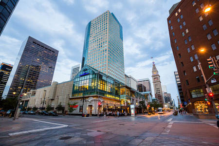 âDENVER, COLORADO - AUGUST 25: Views of the main shopping street 16th Street in Denver on August 25, 2015. On this street are free public buses driving and it provides lot of shopping opportunities.のeditorial素材