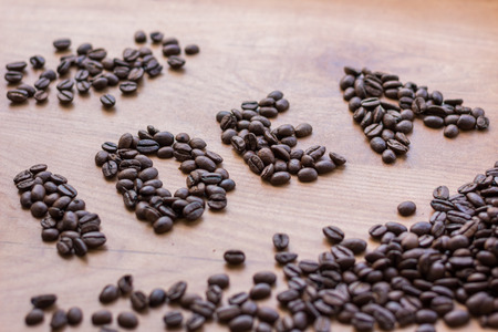 Idea concept sign drawn among brown well roasted coffee beansの写真素材