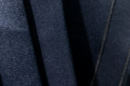 Sewing the edges of knitted garments and detailed fabrics