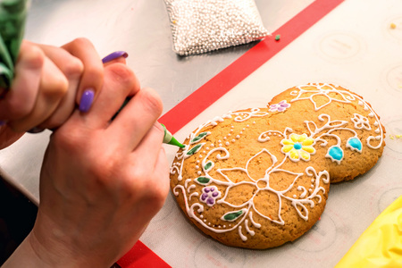 Making holidays decorated gingerbreadの写真素材