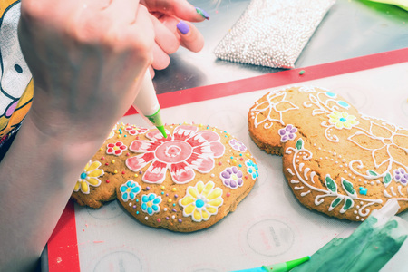 Making holidays decorated gingerbreadの写真素材