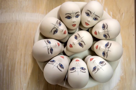 Heads of earthenware dolls on plateの写真素材