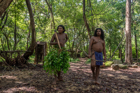 DABANA, SRI LANKA - CIRCA DECEMBER 2016: Vedda menのeditorial素材
