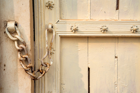 Old hinge on vintage white door in Indiaの写真素材