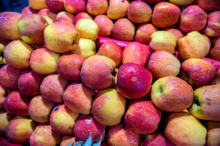 Red apples on tableの写真素材