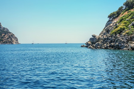 Turquoise water and rocky shoreの写真素材