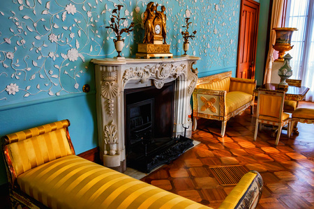 ALUPKA, RUSSIA - MARCH 21, 2013: Interior of blue living room in Vorontsov Palace in Crimeaのeditorial素材