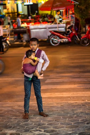 SIEM REAP, CAMBODIA- MARCH 22, 2013: Unidentified Cambodian childrenのeditorial素材