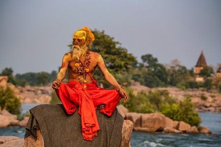 JAIPUR, INDIA - NOVEMBER 9, 2017: Unidentified sadhu manのeditorial素材