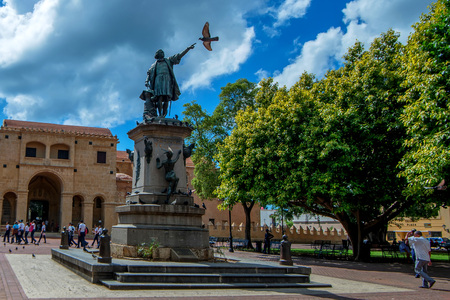 SANTO DOMINGO, DOMINICAN REPUBLIC - OCTOBER 30, 2015: Parque Colon in Santo Domingoのeditorial素材